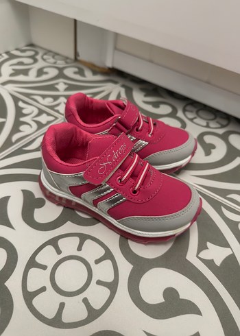 Pembe spor ayakkabı
