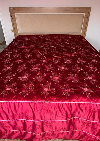 İşlemeli Parlak Kırmızı Yatak Örtüsü - Görsel 3