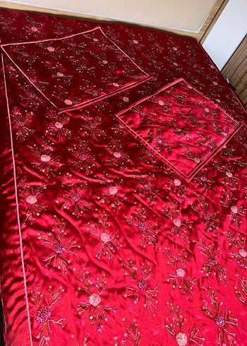 İşlemeli Parlak Kırmızı Yatak Örtüsü - Görsel 2