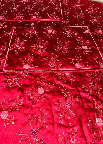 İşlemeli Parlak Kırmızı Yatak Örtüsü - Görsel 4