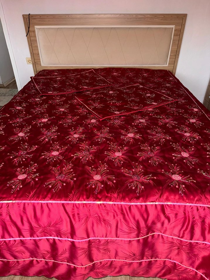 İşlemeli Parlak Kırmızı Yatak Örtüsü - Görsel 3