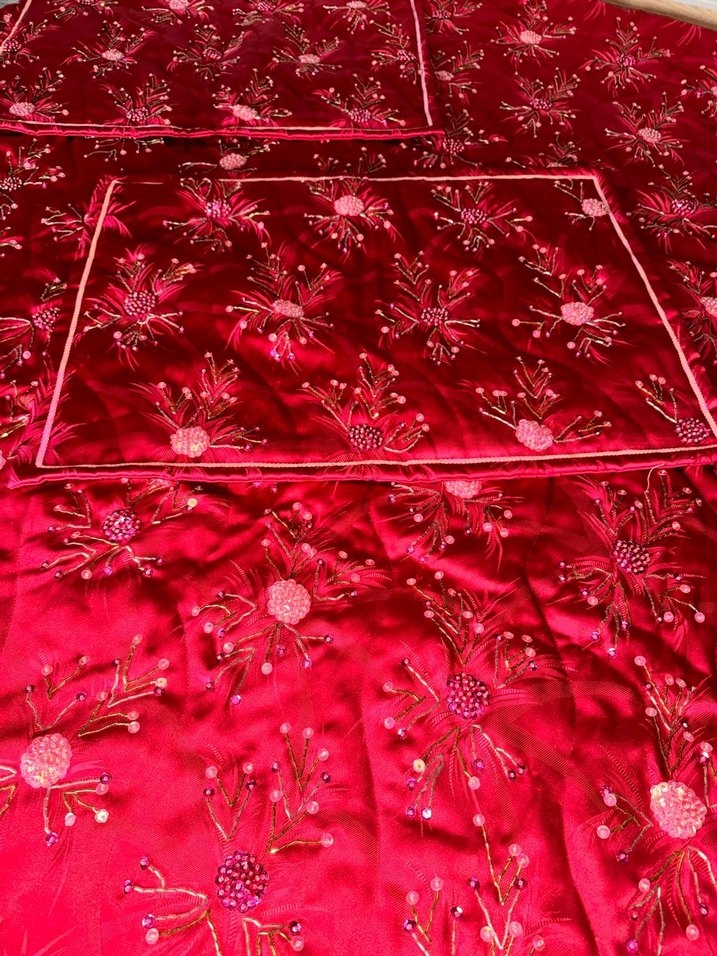 İşlemeli Parlak Kırmızı Yatak Örtüsü - Görsel 4