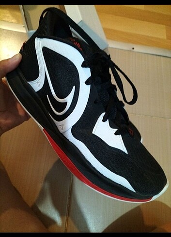 42.5 Beden siyah Renk Orjinal Kyrie low 5 