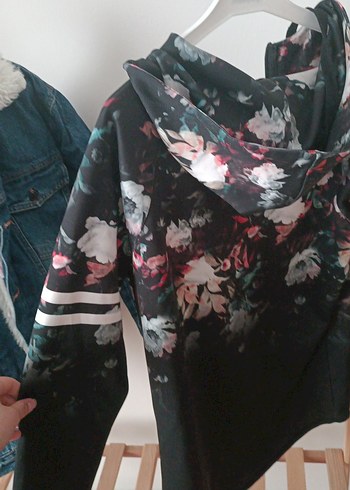 Çiçek Desenli Siyah erke Kapüşonlu Ceket - Görsel 3