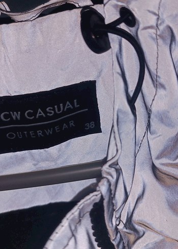 Gri Uzun Kadın yağmurluk reflektörlü ışık geldiği zaman parlıyor - Görsel 3