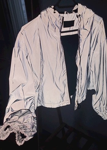 Gri Uzun Kadın yağmurluk reflektörlü ışık geldiği zaman parlıyor - Görsel 2