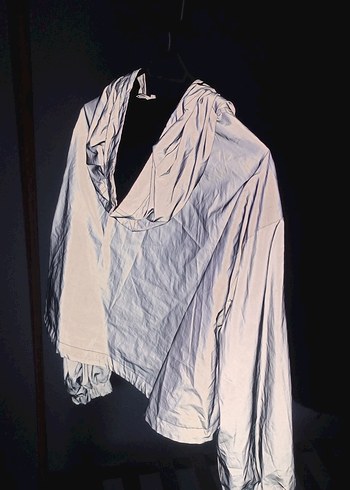 Gri Uzun Kadın yağmurluk reflektörlü ışık geldiği zaman parlıyor - Görsel 4