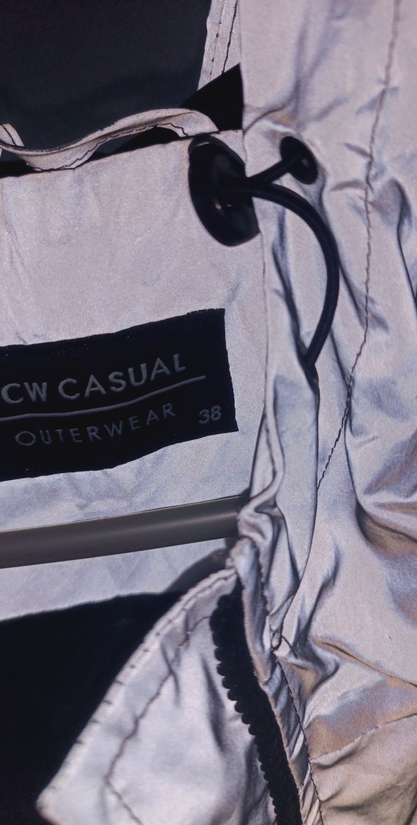 Gri Uzun Kadın yağmurluk reflektörlü ışık geldiği zaman parlıyor - Görsel 3