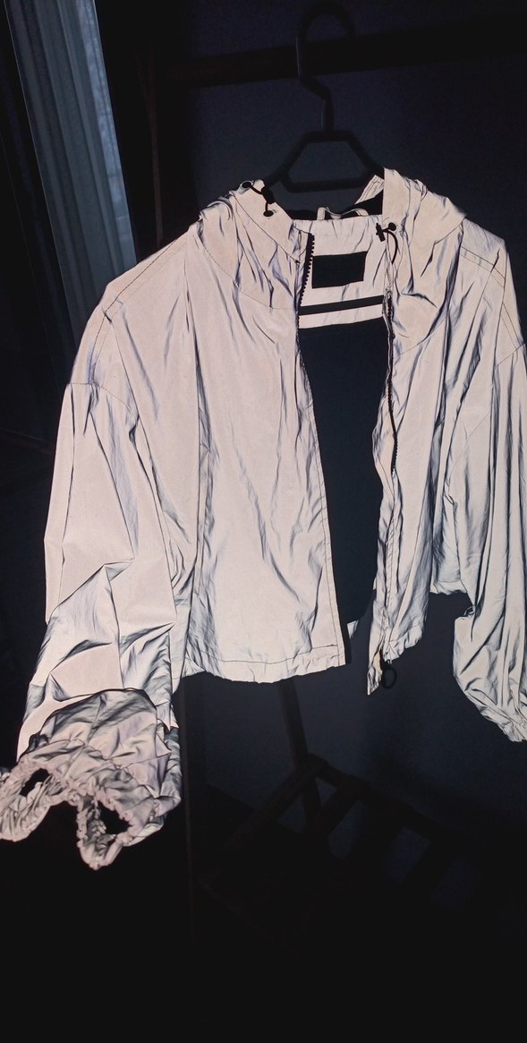 Gri Uzun Kadın yağmurluk reflektörlü ışık geldiği zaman parlıyor - Görsel 2