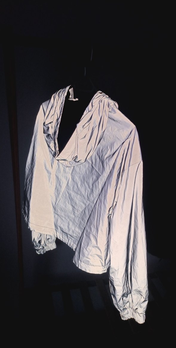 Gri Uzun Kadın yağmurluk reflektörlü ışık geldiği zaman parlıyor - Görsel 4