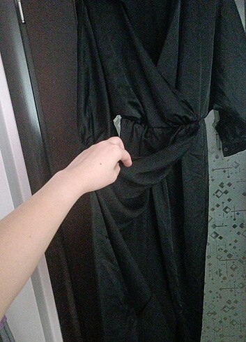 Yırtmaçlı saten siyah elbise - Görsel 5