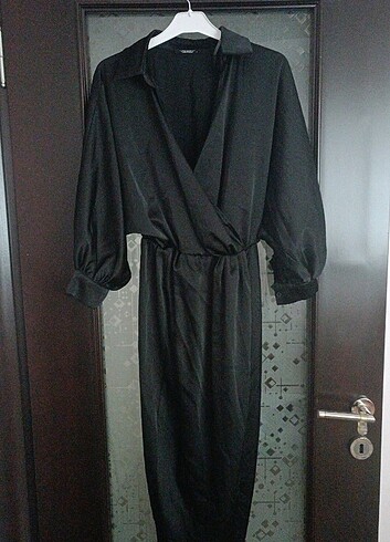 Yırtmaçlı saten siyah elbise - Görsel 6