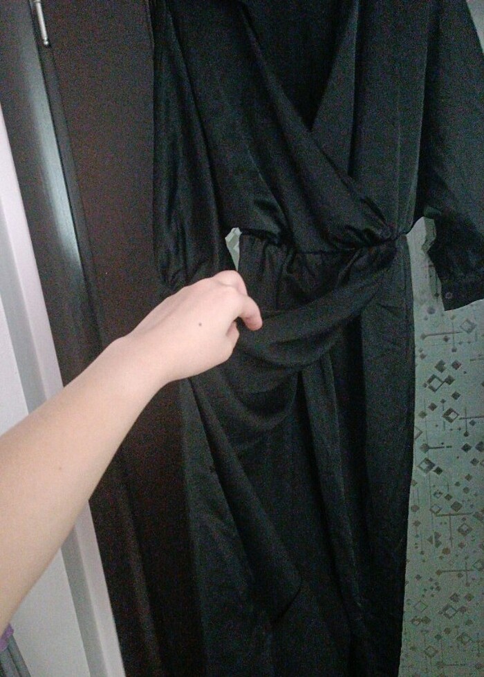 Yırtmaçlı saten siyah elbise  - Görsel 5