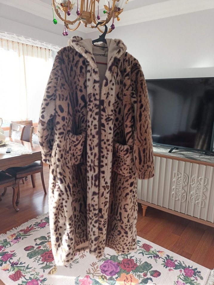 Leopar Desenli Kapüşonlu Kadın Uzun Peluş Mont - Görsel 2