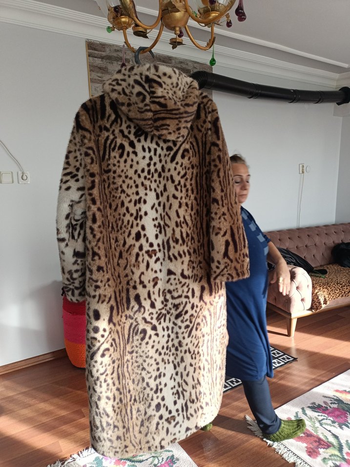 Leopar Desenli Kapüşonlu Kadın Uzun Peluş Mont - Görsel 5