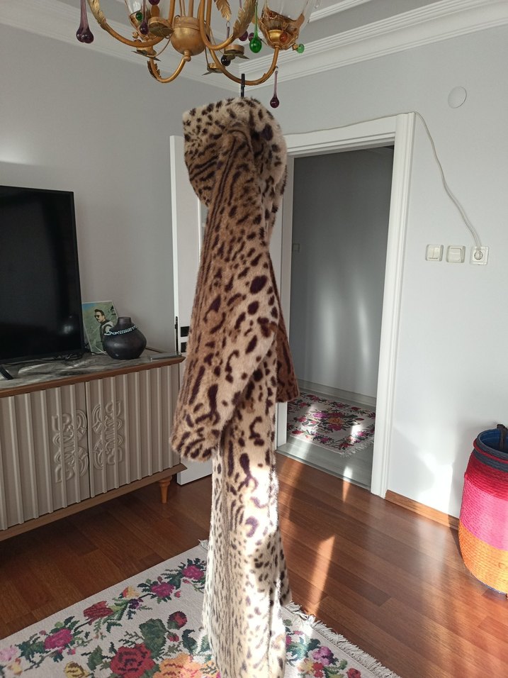 Leopar Desenli Kapüşonlu Kadın Uzun Peluş Mont - Görsel 3