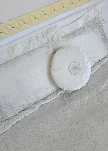 Diğer İşlemeli Beyaz Yatak Örtüsü