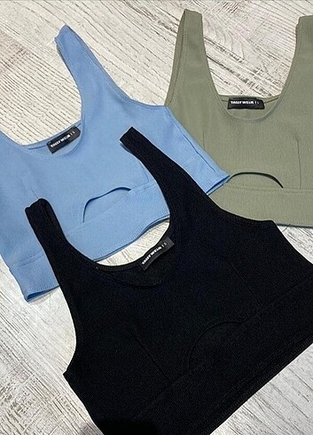 Önü Pencere Detaylı Crop Top 