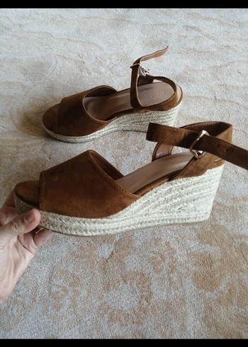 Bej Süet Kadın Dolgu Topuklu Sandalet - Görsel 3