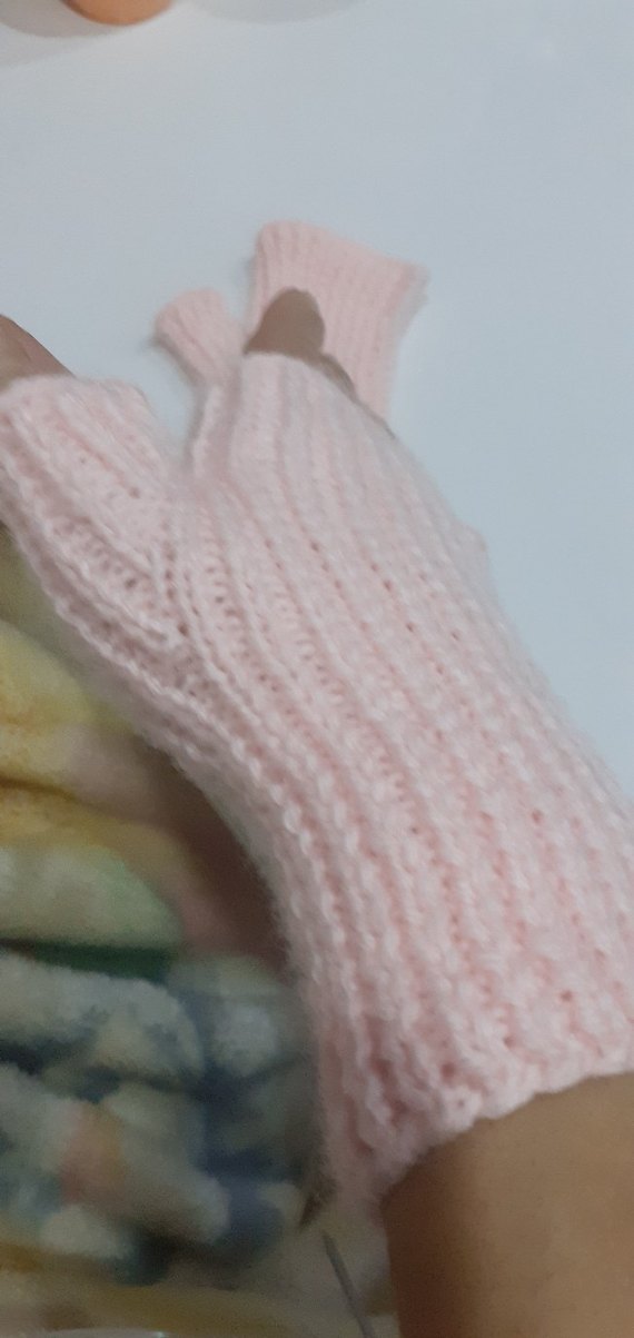 Pembe Örgü Parmaksız Kadın Eldiveni çok esnektir - Görsel 4