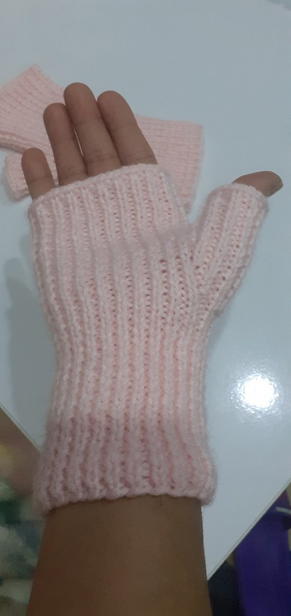 Pembe Örgü Parmaksız Kadın Eldiveni çok esnektir - Görsel 2
