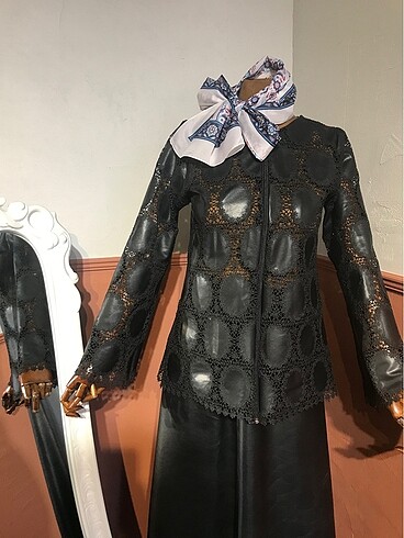 38 Beden siyah Renk Dantel detaylı deri ceket
