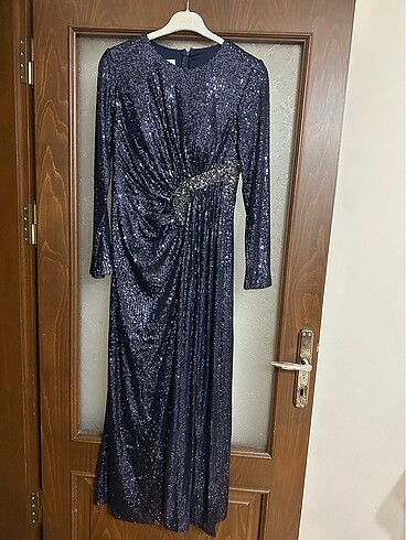 Zara Nişanda giyildi pullu elbise