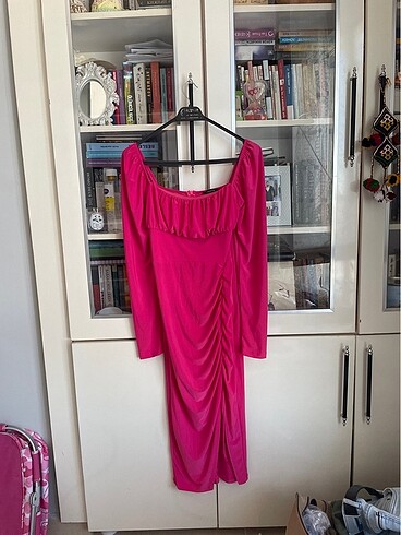 Pembe elbise