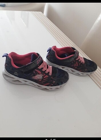 SKECHERS