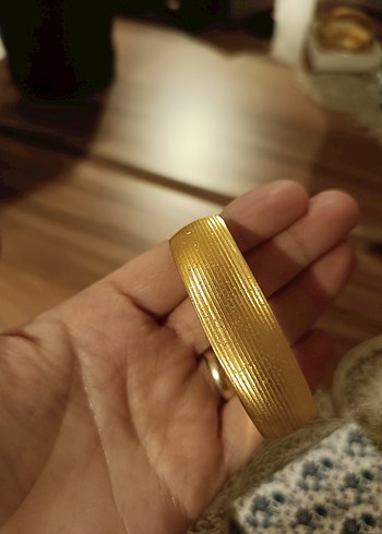 Katlı Detaylı Parlak Altın Bilezik - Görsel 2