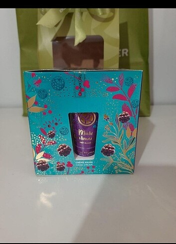 Yves rocher YILBAŞI SET BÖĞÜRTLEN
