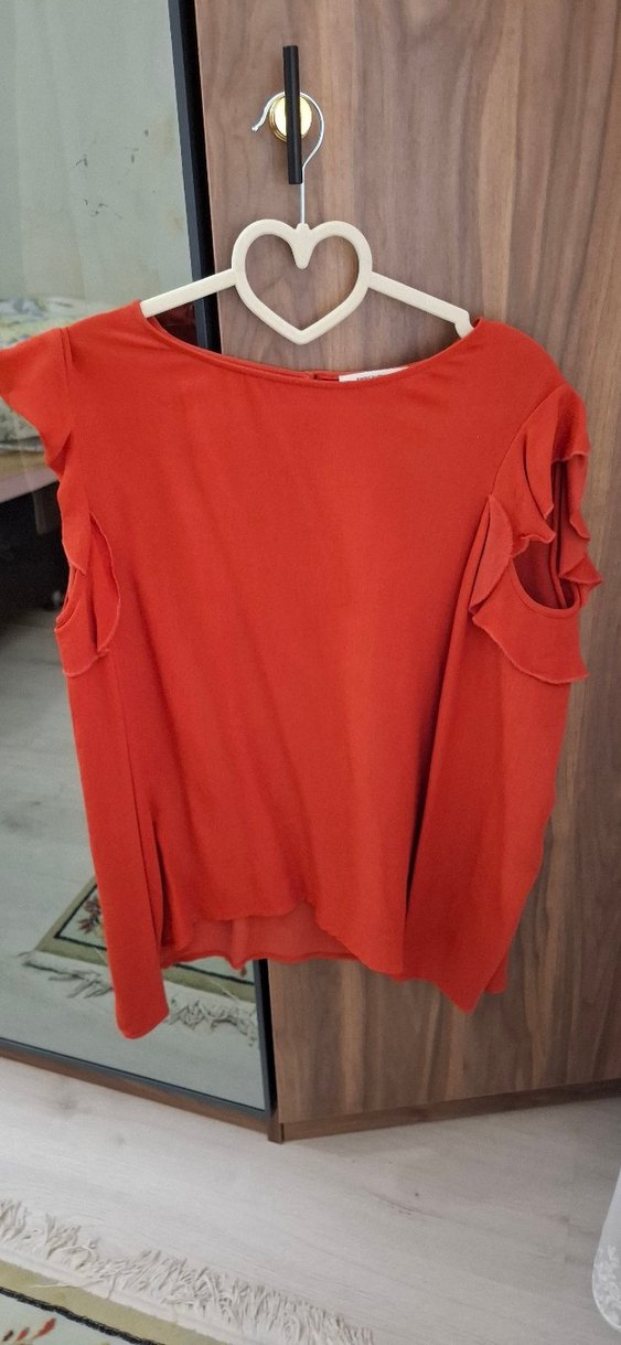 Kısa Kollu, Fırfırlı Kırmızı Bluz - Görsel 2