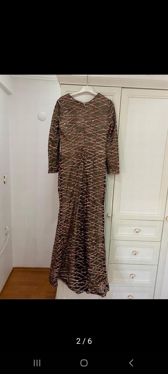 Uzun Kollu Kahverengi Yılan Desenli Abiye Elbise - Görsel 2