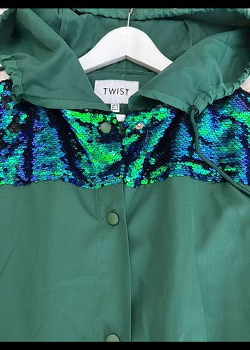 Düğmeli Parlak Yeşil Uzun Kadın Yağmurluk - Görsel 3