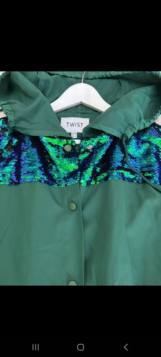 Düğmeli Parlak Yeşil Uzun Kadın Yağmurluk - Görsel 3