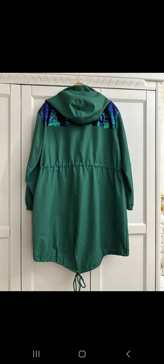 Düğmeli Parlak Yeşil Uzun Kadın Yağmurluk - Görsel 2