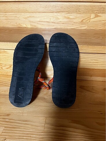 37 Beden turuncu Renk Zara sandalet