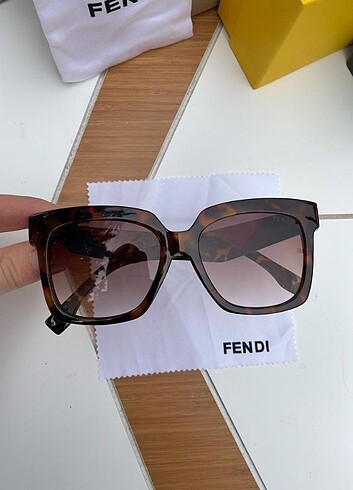 Fendi Fendi kadın güneş gözlüğü 