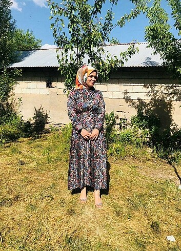 Dilvin Bikere giyildi ekru elbise 