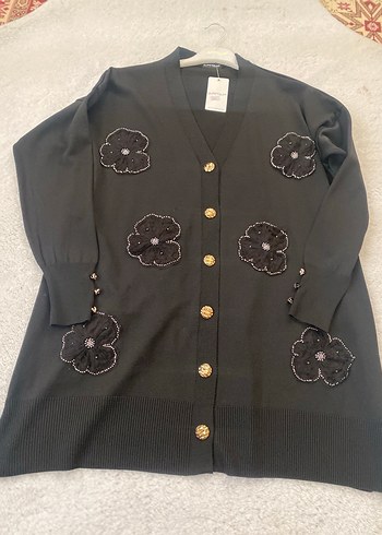 Siyah Nakışlı Düğmeli Uzun Hırka - Görsel 2