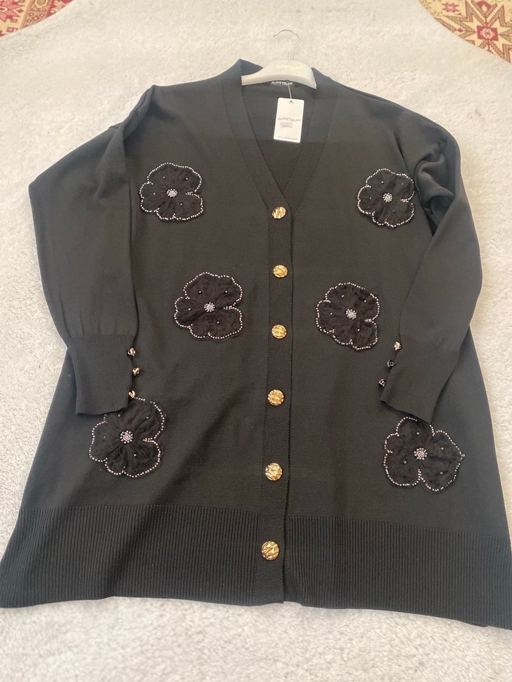 Siyah Nakışlı Düğmeli Uzun Hırka - Görsel 2