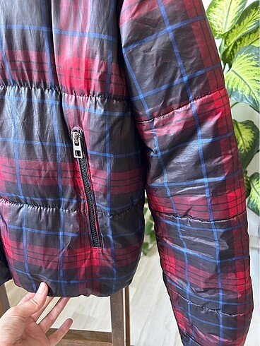 m Beden BERSHKA şişme mont ekoseli kareli lacivert mavi kırmızı siyah pu