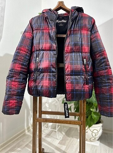 BERSHKA şişme mont ekoseli kareli lacivert mavi kırmızı siyah pu