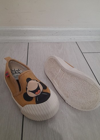23 Beden Zara. Kahverengi Mickey Baskılı Erkek Çocuk Spor Ayakkabı