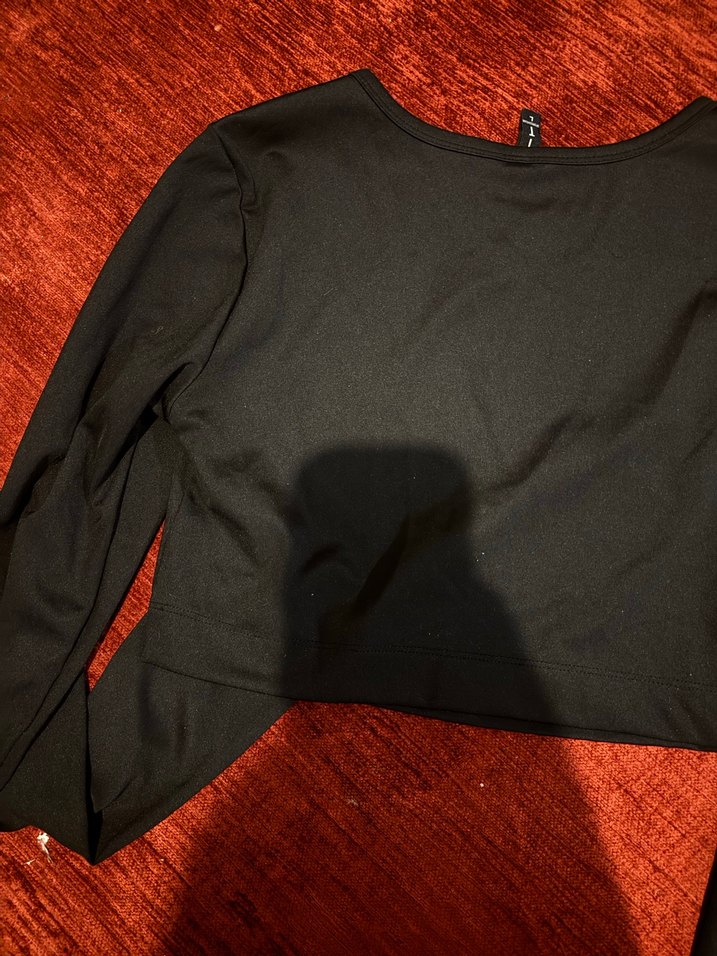 Siyah Uzun Kollu Crop Top. Bir yıl önce aldım , iki drfa giydim. - Görsel 3