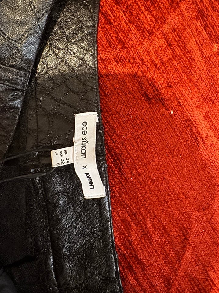 Deri Yılan Desenli Mini Şort - Görsel 3