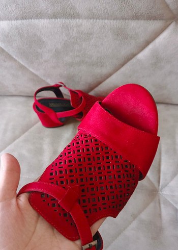 Kırmızı Tokalı Dolgu Topuklu Kadın Sandalet - Görsel 5
