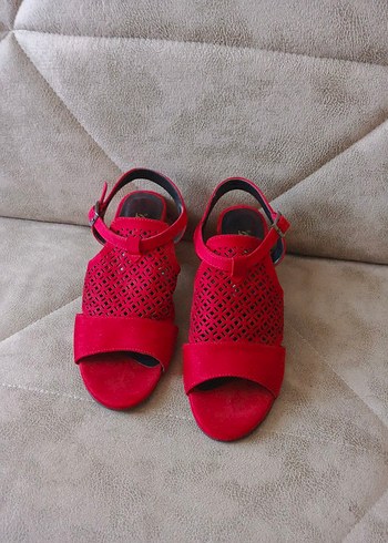 Kırmızı Tokalı Dolgu Topuklu Kadın Sandalet - Görsel 2