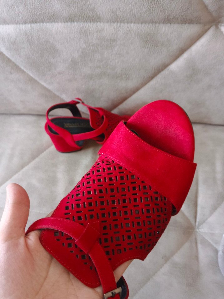 Kırmızı Tokalı Dolgu Topuklu Kadın Sandalet - Görsel 5