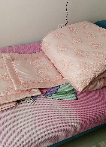 Nevresim takımları ve yatak örtüsü